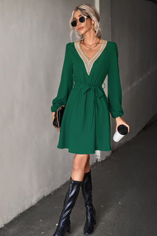 Shop Contrast V-Neck Belted Dress Now On Klozey Store - Trnedy U.S. Premium Women Apparel & Accessories And Be Up-To-Fashion!