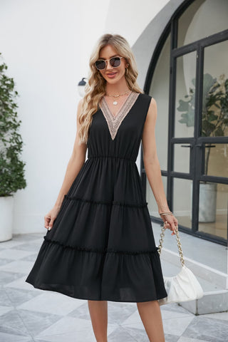 Shop Contrast V-Neck Sleeveless Tiered Dress Now On Klozey Store - U.S. Fashion And Be Up-To-Fashion!